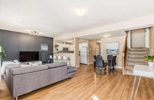 West Edmonton House | Modern 3BR, 2Bath Golf Course Suite/Henday/Whitemud/Acheson/Long Stay Discount