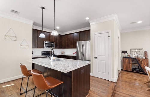 Shady Acres House | Modern 3BR 3.5BA townhome in The Heights - Putting green & walkable to hotspots