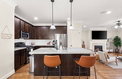 Shady Acres House | Modern 3BR 3.5BA townhome in The Heights - Putting green & walkable to hotspots