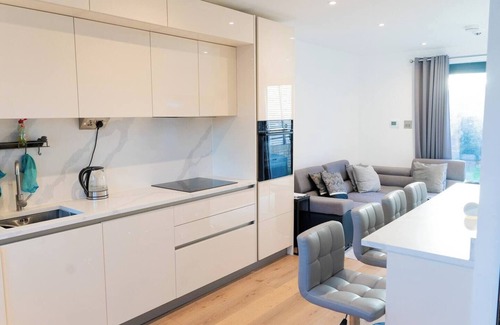 Havering House | Modern 3BR, 3BA w/86” TV, Patio - 15min to city