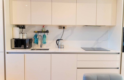 Havering House | Modern 3BR, 3BA w/86” TV, Patio - 15min to city