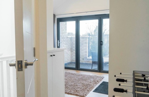 Havering House | Modern 3BR, 3BA w/86” TV, Patio - 15min to city