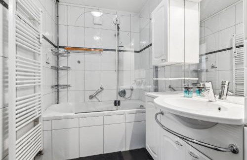 Homburg Apartment | Modern 3BR Apartment Homburg - Uniklinik 1km - Relax & Work - Self Check-in