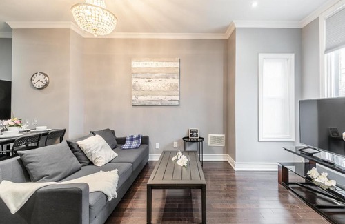 Little Italy Apartment | Modern 3BR Apt in the heart of Trinity Bellwoods