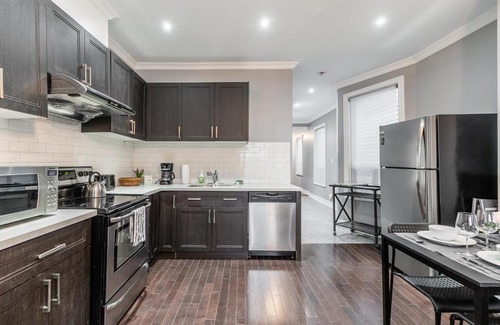 Little Italy Apartment | Modern 3BR Apt in the heart of Trinity Bellwoods