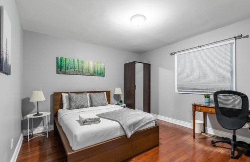 Little Italy Apartment | Modern 3BR Apt in the heart of Trinity Bellwoods