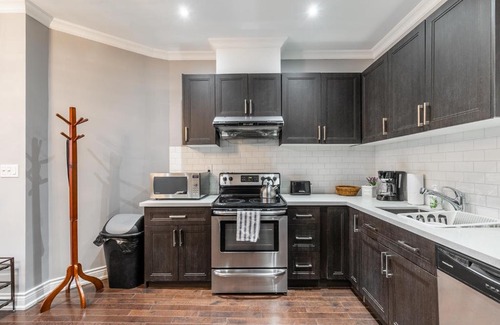Little Italy Apartment | Modern 3BR Apt in the heart of Trinity Bellwoods