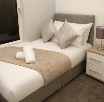 Peterlee House | Modern 3BR Coastal Apartment Walk to Beach Sleeps 6