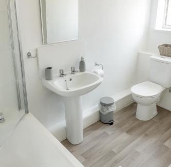 Peterlee House | Modern 3BR Coastal Apartment Walk to Beach Sleeps 6