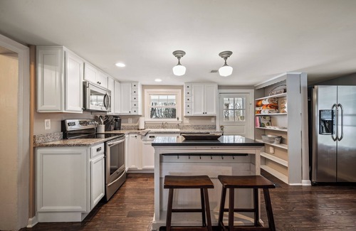 Ridgeway Other | Modern 3BR Country Farmhouse