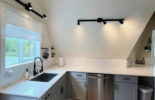 Eatonville Apartment | Modern 3BR Dome away from Home w/Hot Tub, Fire Pit ~ 22 mi to Mt. Rainier