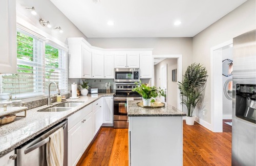 Downtown Villa | Modern 3BR Downtown Retreat - Bright Stylish - 5 min from WakeMed