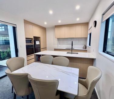 Edgeware House | Modern 3BR Escape 3 Private Baths Rare Garage Perfect for Groups