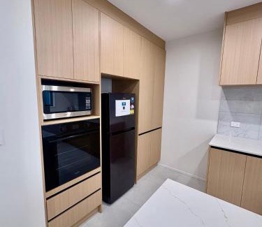 Edgeware House | Modern 3BR Escape 3 Private Baths Rare Garage Perfect for Groups