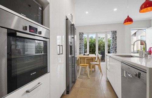 Hobsonville House | Modern 3BR Family House - Yard & Big TV