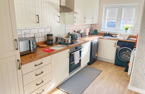 Newcastle-upon-Tyne House | Modern 3BR House, Near City Centre + Airport, Free Parking, Fast Wifi, King Bed