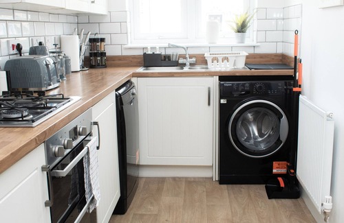 Newcastle-upon-Tyne House | Modern 3BR House, Near City Centre + Airport, Free Parking, Fast Wifi, King Bed