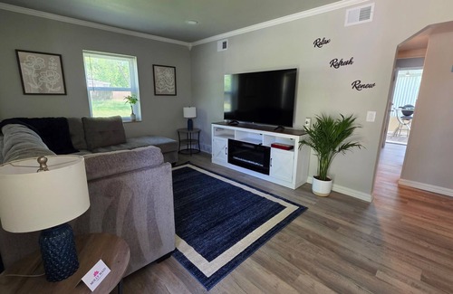 University City House | Modern 3BR Getaway Near STL Attractions – Family-Friendly Comfort!