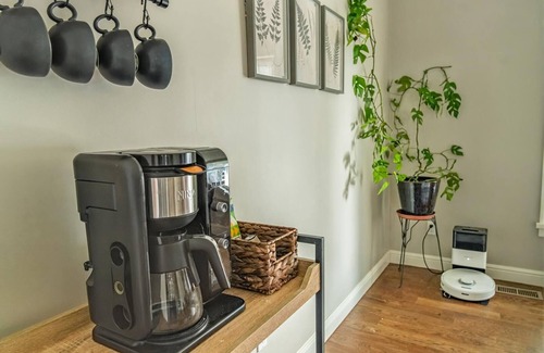 Marston House | Modern 3BR Getaway: Backyard Oasis, Chef Kitchen, Offices & 15 min to Red Rocks
