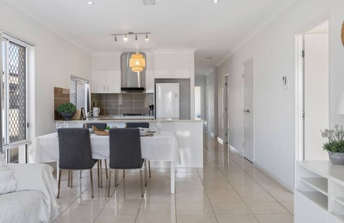 Deebing Heights House | Modern 3BR Home in Peaceful Deebing Heights