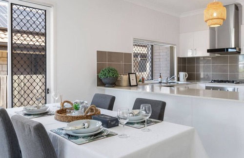 Deebing Heights House | Modern 3BR Home in Peaceful Deebing Heights