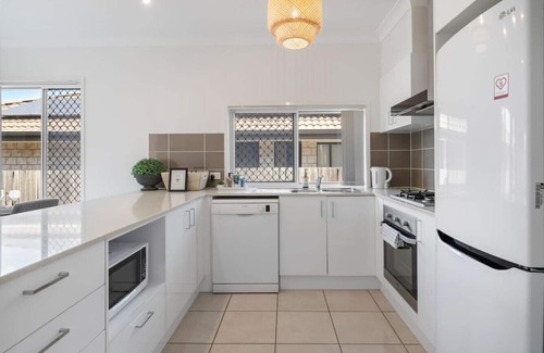Deebing Heights House | Modern 3BR Home in Peaceful Deebing Heights