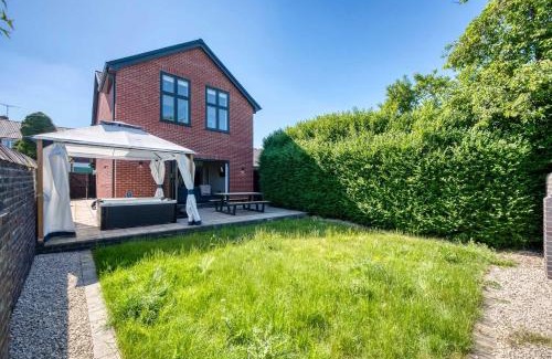 Curdworth House | Modern 3BR Home in 24 Breeden Dr Near M6, NEC & Airport Hot Tub, Netflix, Free Parking