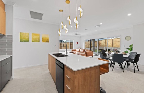 Park Ridge House | Modern 3BR Home in Peaceful Park Ridge Estate