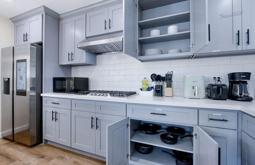 La Puente House | Modern 3BR Home + Parking + Near DTLA #TravelSGV