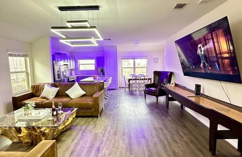 Del Valle House | Modern 3BR Home Sleeps 10 Pool Near COTA & Austin