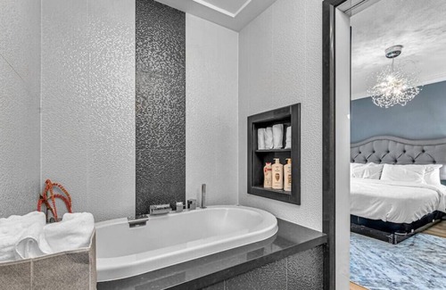Erin Mills House | Modern 3BR Home w KING bed WFH setup and Parking