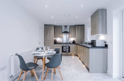 Manchester House | Modern 3BR House with FREE Parking