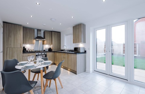 Manchester House | Modern 3BR House with FREE Parking