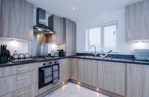 Manchester House | Modern 3BR House with FREE Parking