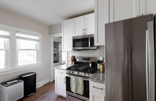 Cleveland Apartment | Modern 3BR Near Cleveland Clinic