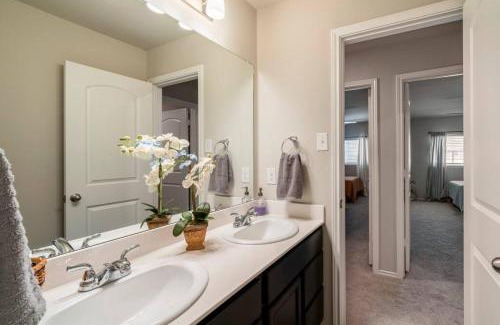 Atascocita Apartment | *Modern 3BR Near Downtown w/ Snacks included *