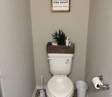 Atascocita Apartment | *Modern 3BR Near Downtown w/ Snacks included *