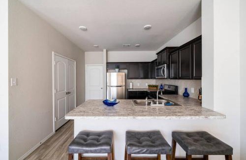 Atascocita Apartment | *Modern 3BR Near Downtown w/ Snacks included *
