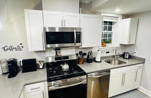 Fitchburg Apartment | Modern 3BR Near FSU - 15 Min to Wachusett
