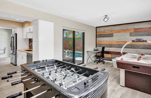 Sunrise House | Modern 3BR Near Sawgrass Mall w pool + Hot Tub
