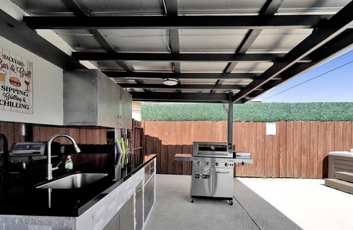 Sunrise House | Modern 3BR Near Sawgrass Mall w pool + Hot Tub