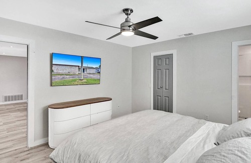 Sunrise House | Modern 3BR Near Sawgrass Mall w pool + Hot Tub