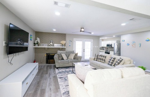 The Colony House | Modern 3BR+Office Home w/Backyard, Near Lake & Grandscape, 30-Night Min #42276