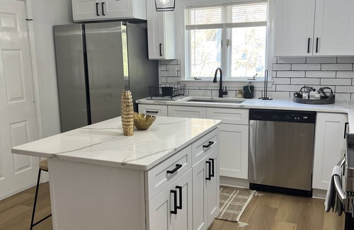 Springfield House | Modern 3BR PET FRIENDLY near Six Flags, Big E and major Hospitals