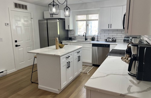Springfield House | Modern 3BR PET FRIENDLY near Six Flags, Big E and major Hospitals