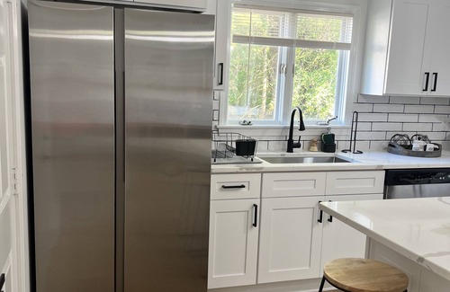 Springfield House | Modern 3BR PET FRIENDLY near Six Flags, Big E and major Hospitals