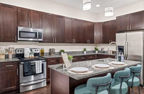 Fairmount Apartment | Modern 3BR Retreat Roofdeck Views + Subway