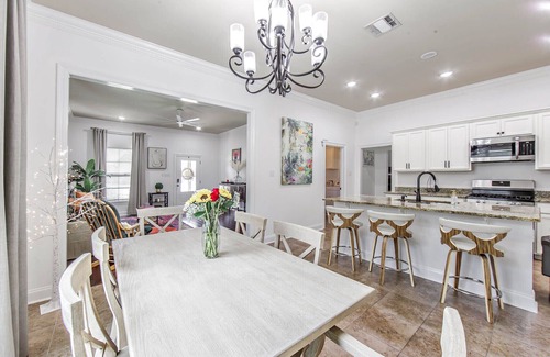 Donner House | Modern 3BR Retreat with Patio in Gray