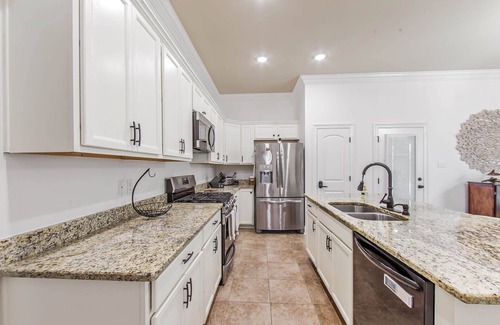 Donner House | Modern 3BR Retreat with Patio in Gray