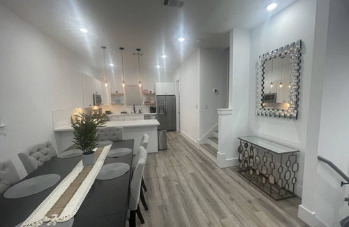 OST - South Union House | Modern 3BR Stay by Texas Medical Center w/30-Day Deals!